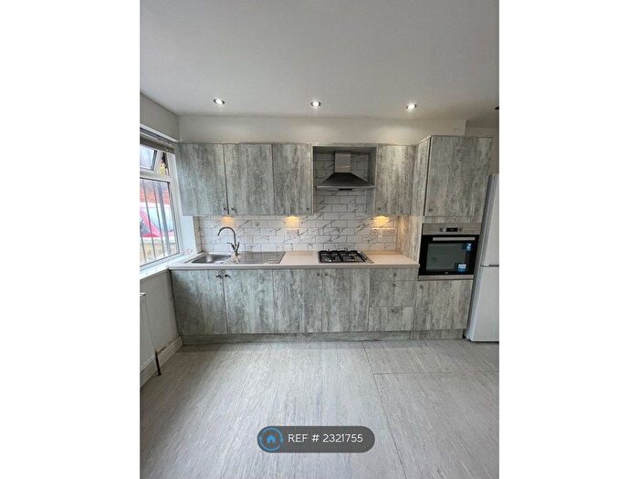 4 Bedroom End Of Terrace House To Rent In Kelso Gardens, Leeds, LS2