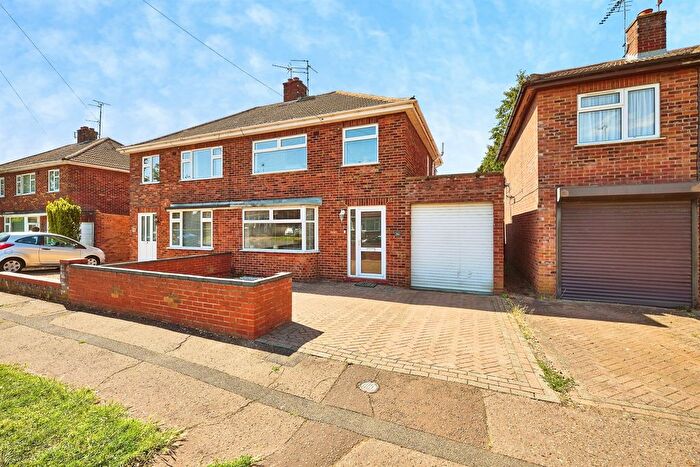 3 Bedroom Semi Detached House For Sale In Croyland Road, Peterborough, PE4