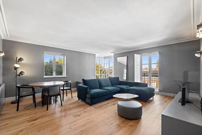 2 Bedroom Flat To Rent In Oak Lodge, Kensington Green, W8
