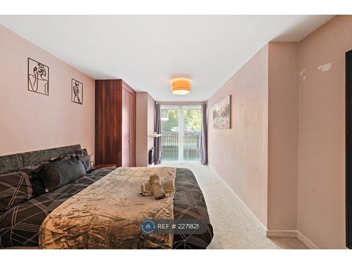 2 Bedroom Flat To Rent In Hood Point, London, SE16