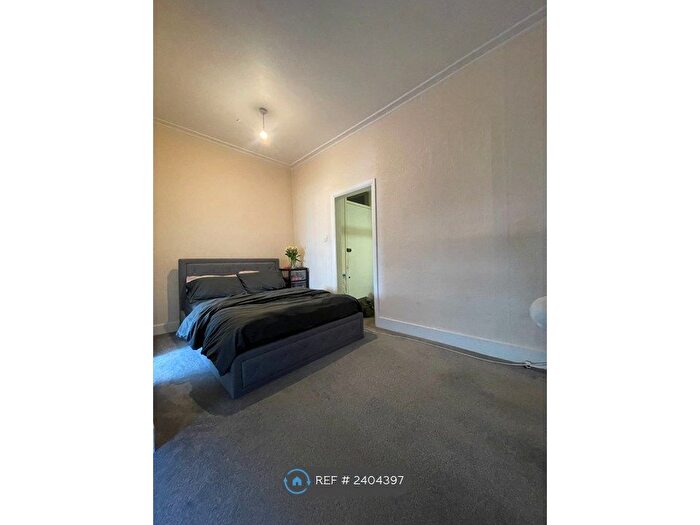 Studio To Rent In Clapham Road, London, SW9