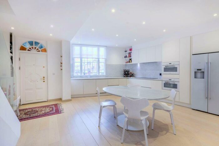 3 Bedroom House To Rent In Thornhill Road, Barnsbury, London, N1