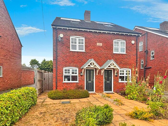 3 Bedroom Semi-Detached House For Sale In Kineton Road, Wellesbourne, CV35