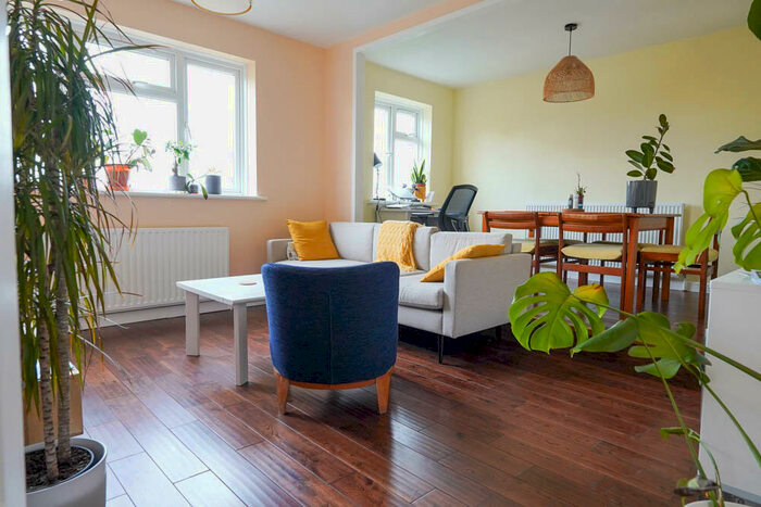 2 Bedroom Flat To Rent In Fairlop Road, Leytonstone, E11