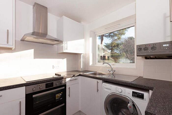 2 Bedroom Apartment To Rent In Dovehouse Close, Oxford, OX2