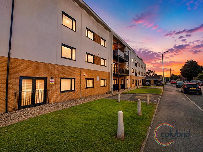 3 Bedroom Flat For Sale In Spring Gardens, Romford, RM7