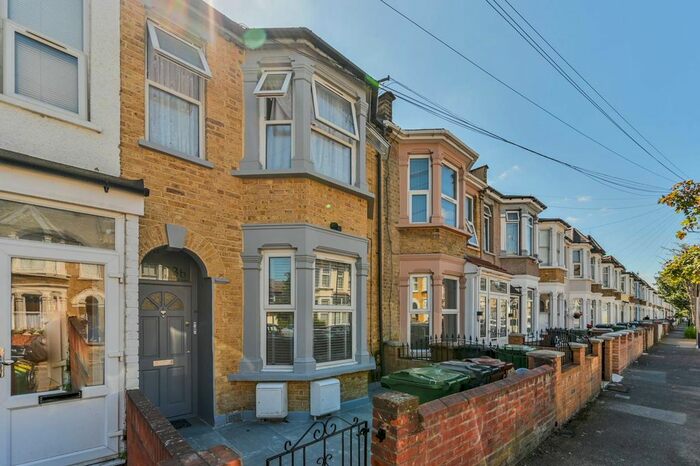 2 Bedroom Flat To Rent In Waterloo Road, Leyton, London, E10