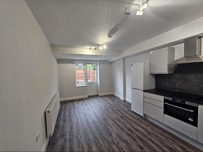 3 Bedroom Flat To Rent In Carlton Avenue, Harrow, Greater London, HA3