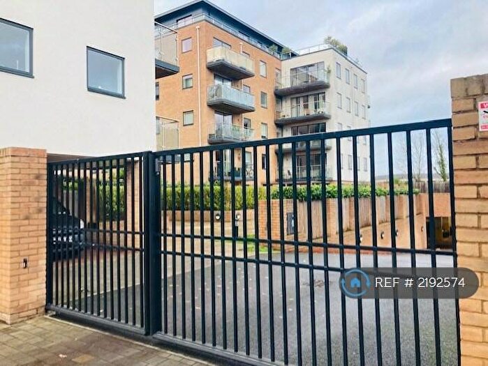 2 Bedroom Flat To Rent In Dorchester Mansions, Bracknell, RG12