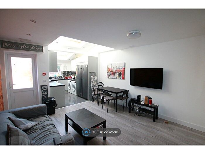 6 Bedroom Terraced House To Rent In St. Edwards Road, Reading, RG6