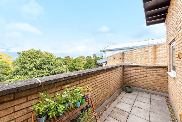 2 Bedroom Flat To Rent In Buckley House, Ealing Common, London, W3