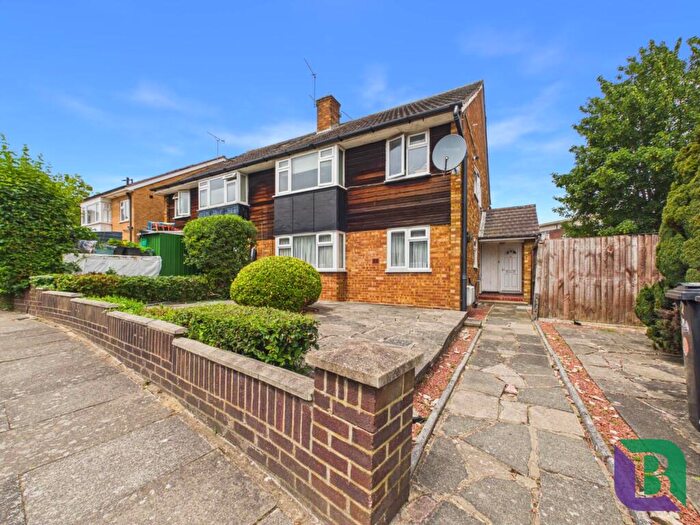 2 Bedroom Maisonette For Sale In Gerrards Close, Oakwood, N14