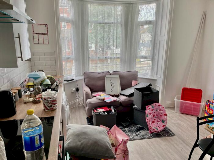 2 Bedroom Flat To Rent In York Road, Southend-On-Sea, SS1