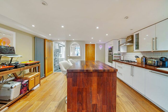 1 Bedroom Flat For Sale In Goldhawk Road, Shepherd's Bush, W12