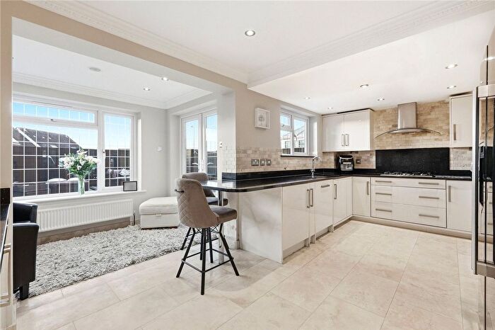 4 Bedroom Detached House For Sale In Broad Oaks, Wickford, SS12