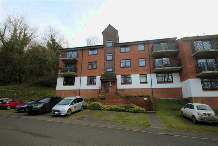 2 Bedroom Apartment To Rent In Bedroom First Floor Apartment In Whyteleafe, CR3