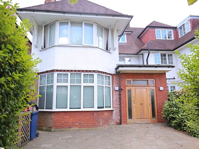 2 Bedroom Flat To Rent In Flat, The Ridgeway, London, NW11