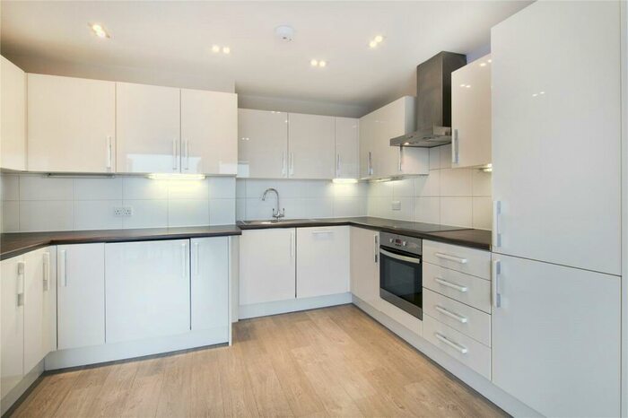3 Bedroom Apartment To Rent In Mintern Street, Hoxton, London, N1