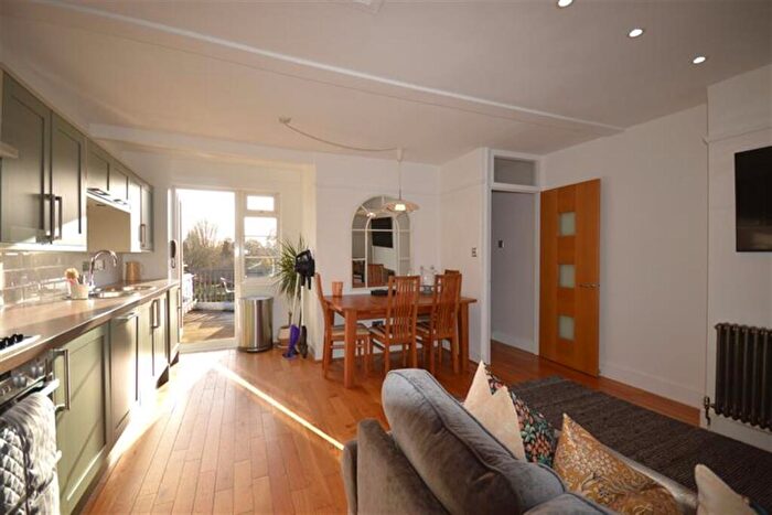 3 Bedroom Flat To Rent In West Street, Chichester, PO19