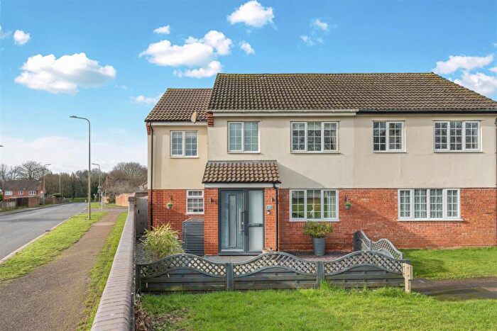 4 Bedroom Semi-Detached House For Sale In Hardwick Park, Banbury, OX16
