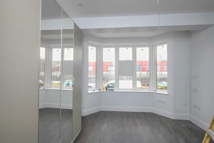 3 Bedroom Flat To Rent In Woodstock Avenue, Golders Green, NW11