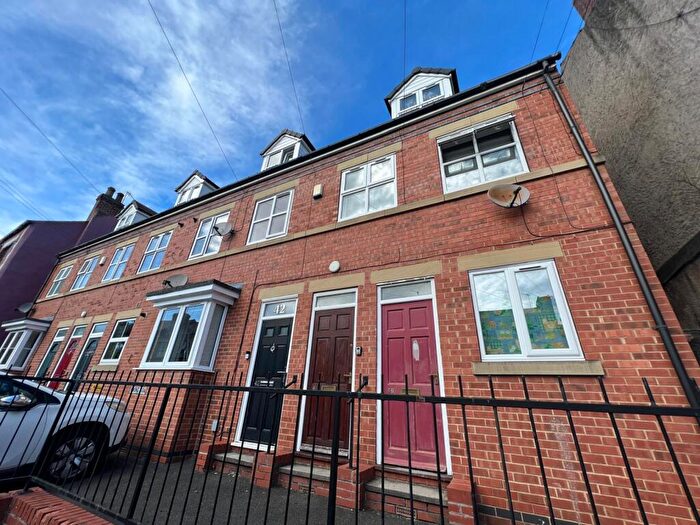 2 Bedroom Flat For Sale In Fieldhead Road, Sheffield, S8
