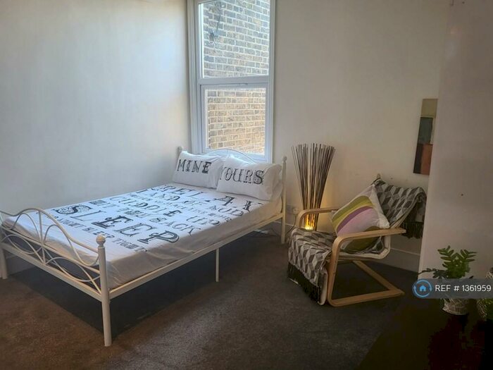 Studio To Rent In High Street, London, N8