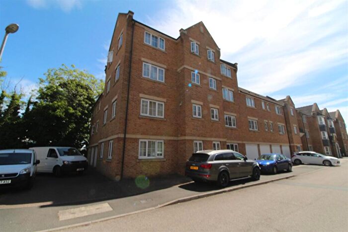 2 Bedroom Flat To Rent In Bramley Court, Dunstable, LU5