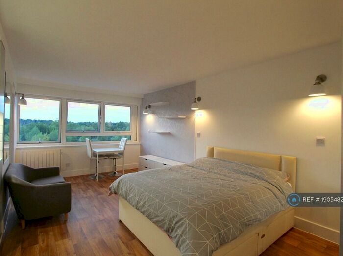 Studio To Rent In Park House, London, N4
