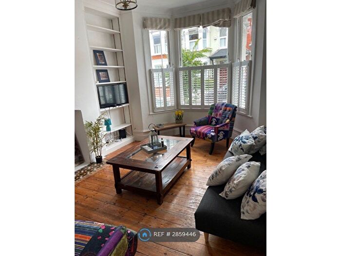 1 Bedroom Flat To Rent In Sugden Road, London, SW11
