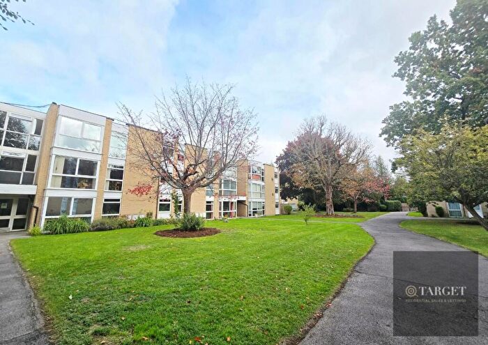 2 Bedroom Flat To Rent In Winchester Close, EN1