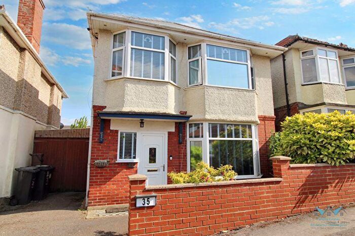 3 Bedroom Detached House For Sale In Redbreast Road, Bournemouth, BH9