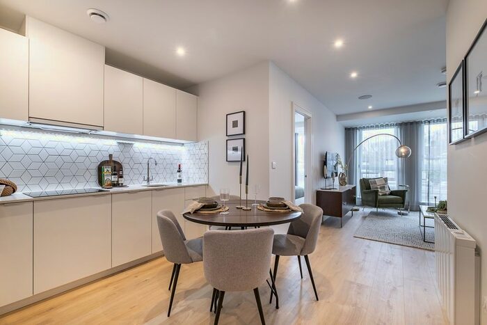 2 Bedroom Flat To Rent In Beverley Way, Raynes Park, SW20