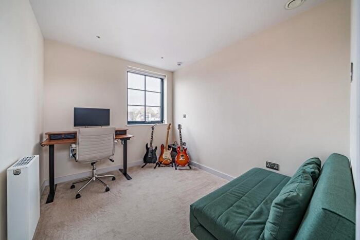 3 Bedroom Flat To Rent In Raeburn Avenue, Berrylands, Surbiton, KT5