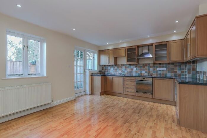 3 Bedroom Town House To Rent In Berrymoor Road, Banbury OX16