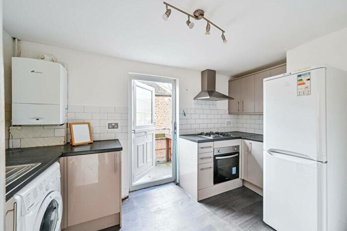 2 Bedroom Flat To Rent In Brookmill Road, Lewisham, London, SE8
