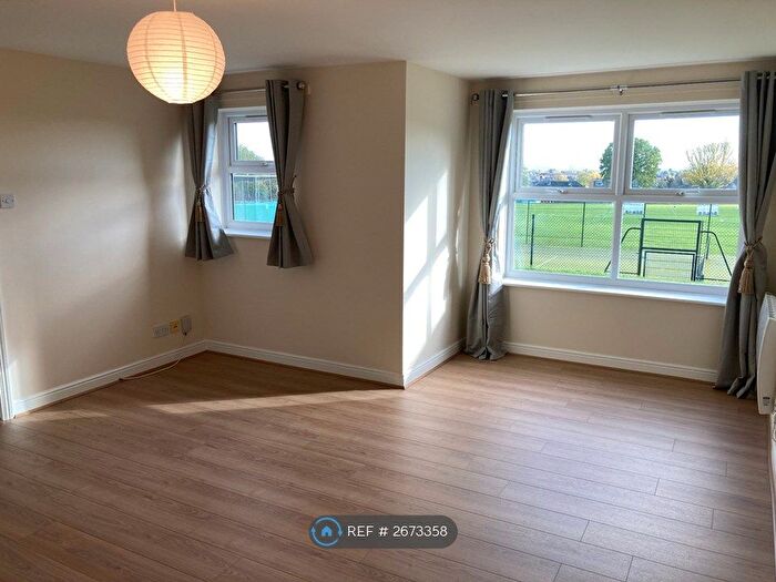 2 Bedroom Flat To Rent In Kirkland Drive, Enfield, EN2