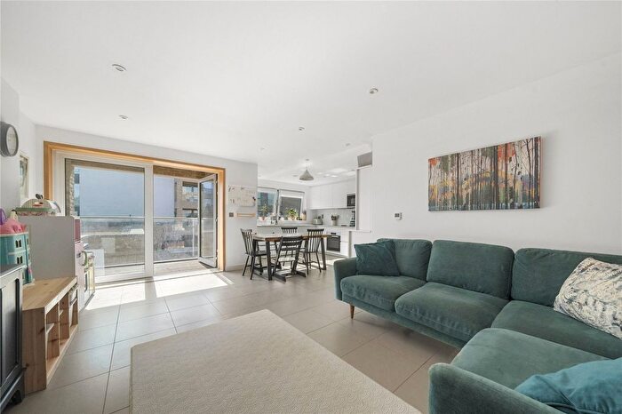 3 Bedroom Flat For Sale In Upper Clapton Road, Hackney, London, E5