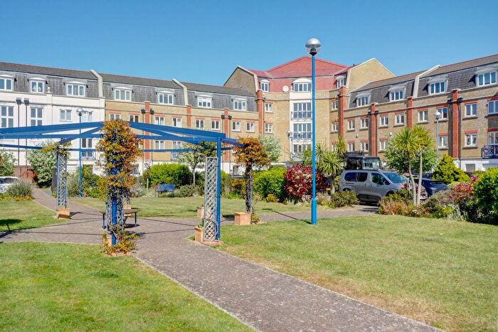 3 Bedroom Flat For Sale In The Piazza, Eastbourne, BN23