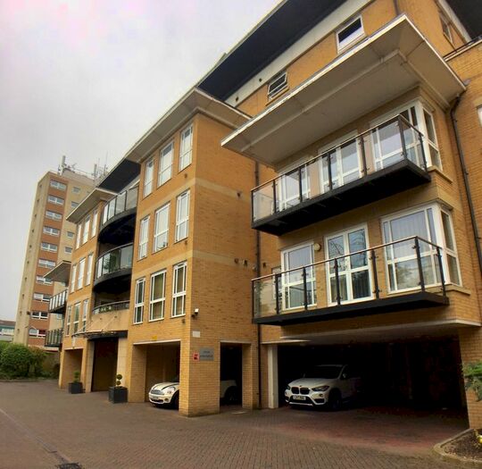 2 Bedroom Flat To Rent In Sparkes Close, Bromley BR2