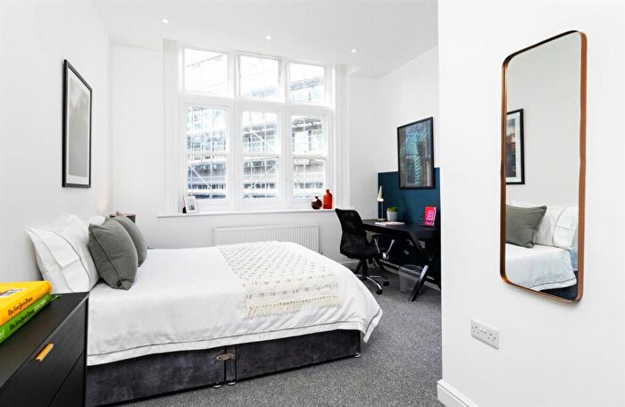 1 Bedroom Apartment To Rent In Bank Street - En Suite Flat Share - /, LN2