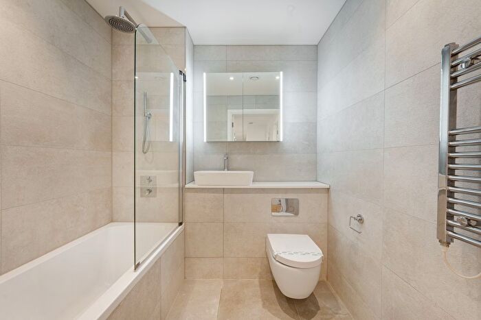2 Bedroom Flat To Rent In Bradshaw Close, London, Twickenham, TW1