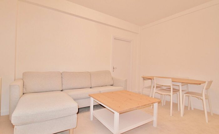 1 Bedroom Flat To Rent In Latymer Court, Hammersmith Road, Hammersmith, W6
