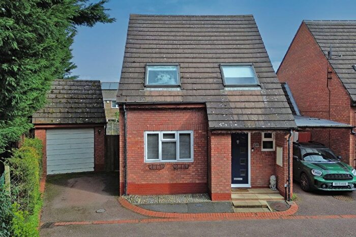 3 Bedroom Link Detached House For Sale In Bucklebury Close, Holyport, Maidenhead, Berkshire, SL6
