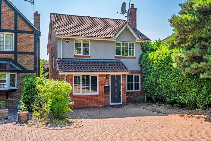 4 Bedroom Detached House For Sale In Kingfisher Drive, Apsley, Hemel Hempstead, Hertfordshire, HP3