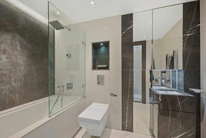 1 Bedroom Flat For Sale In Lord Kensington House, Radnor Terrace, London, W14