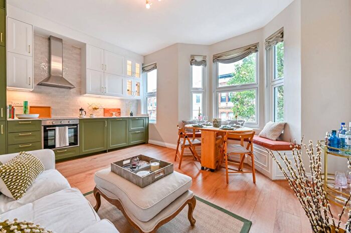 3 Bedroom Flat To Rent In Priory Park Road, Brondesbury, London, NW6