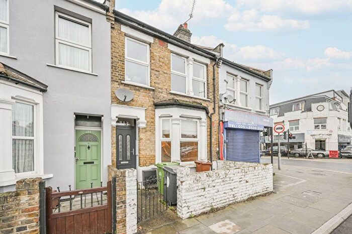 2 Bedroom Property To Rent In Lea Bridge Road, Walthamstow, London, E17