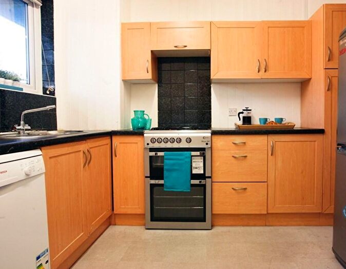 3 Bedroom Flat To Rent In Shaftesbury Court, Shaftesbury Street, Hoxotn, Haggerston, Old Street, London, N1