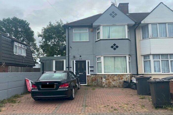 3 Bedroom Property To Rent In Hurst Way, Luton, LU3